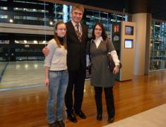 Zmagovalka tekmovanja v poznavanju človekovih in otrokovih pravic Monika Škvorc in koordinatorka Comenius projekta Petra Fošnarič Zmagovalka tekmovanja v poznavanju človekovih in otrokovih pravic Monika Škvorc in koordinatorka Comenius projekta Petra Fošnarič