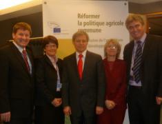 Minister za kmetijstvo Franc Bogovič, vodja Službe za EU koordinacijo na ministrstvu za kmetijstvo Simona Vrevc, komisar za kmetijstvo in razvoj podeželja Dacian Cioloş, svetovalka za kmetijstvo na Stalnem predstavništvu RS v Bruslju, Simona Rogl in evropski poslanec dr. Milan Zver Minister za kmetijstvo Franc Bogovič, vodja Službe za EU koordinacijo na ministrstvu za kmetijstvo Simona Vrevc, komisar za kmetijstvo in razvoj podeželja Dacian Cioloş, svetovalka za kmetijstvo na Stalnem predstavništvu RS v Bruslju, Simona Rogl in evropski poslanec dr. Milan Zver