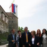 Kandidati SDS na Ljubljanskem gradu razvili slovensko zastavo
