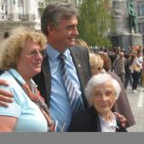 Dr. Milan Zver ob prvem šolskem dnevu delili svetlobne odsevnike Dr. Milan Zver ob prvem šolskem dnevu delili svetlobne odsevnike