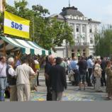 Dr. Milan Zver ob prvem šolskem dnevu delili svetlobne odsevnike Dr. Milan Zver ob prvem šolskem dnevu delili svetlobne odsevnike