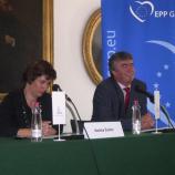 Novinarska konferenca ob 1. obletnici zadnjih evropskih volitev Novinarska konferenca ob 1. obletnici zadnjih evropskih volitev